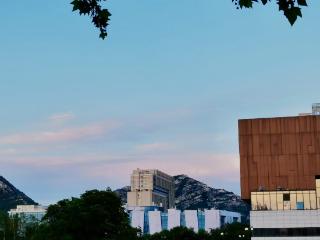 寻找山东最美大学|齐鲁工业大学罗景《艺心映校韵，山影伴商楼》