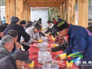 写春联 长桌宴！松桃灯塔村千人欢聚迎新春