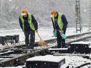 24小时对道岔咽喉区域清理积雪 西安铁路局积极应对雨雪确保春运安全有序