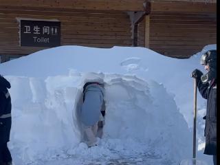 寒潮侵袭赛里木湖，公厕被雪堵积雪比人高，景区回应