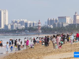 组图丨临近春节，游客在海口假日海滩尽享阳光