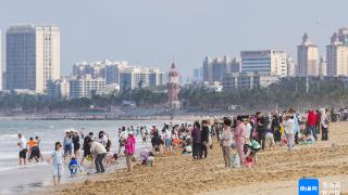 组图丨临近春节，游客在海口假日海滩尽享阳光