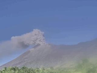 菲律宾坎拉翁火山多次小规模喷发 处于3级警戒状态