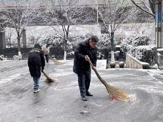 暖心服务！农行济南泺源支行全力清除积雪，保障路面畅通