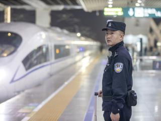 新春走基层｜夜间动车值乘民警：行李给我，你抱好孩子