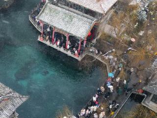 新春来临雪打灯，趵突泉银装素裹美丽动人