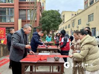 【新春走基层】墨香四溢迎“蛇年” 春联送福暖汇川