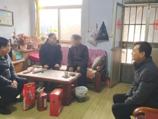 济南市莱芜区凤城街道吕花园社区联合“双报到”单位走访慰问辖区困难群众