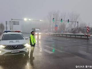 凛凛寒冬，暖暖守护！聊城公安交警：风雪天，有我在