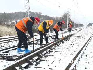 贵州铁路部门积极迎战降雪保春运