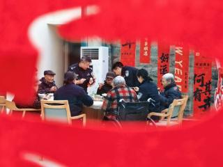 新春走基层丨民警把团年饭送进敬老院 爷爷奶奶不停叮嘱：“按时吃饭”