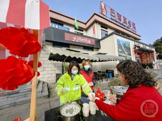 写春联、煮汤圆……高速公路服务区情暖旅客回家路