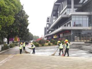 安顺经开区环卫工人春节坚守岗位 确保城市干净通畅过新年