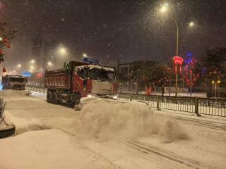 大雪级别！连续作业！ 1.6万余人、1700余台设备昼夜清雪！