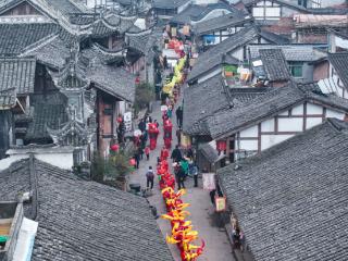 “铜梁龙”“糖关刀”“逛古城”……中外青年安居古镇感受非遗过春节