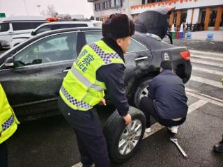 除夕高速轮胎被扎心急如焚 交警援手助顺利返乡