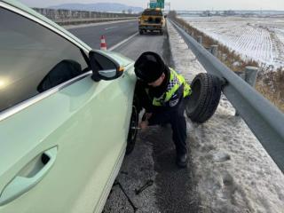 大年初二 高速公路上的温暖救援！