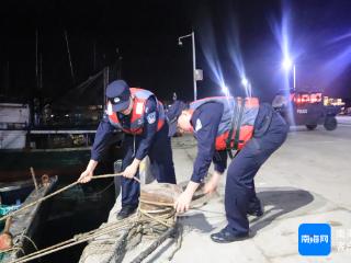 新春佳节的海岸最美风景线：你安心过年，我为你守船