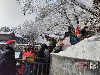 武当山“小红帽”：春节假期我在岗，优质服务“不打烊”