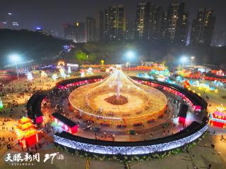 贵阳观山湖灯会庙市吸引市民游客纷至沓来共赏年味