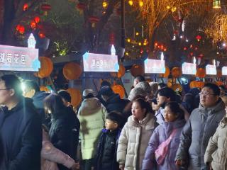 济南明湖市集夜晚比白天还热闹，灯火辉煌更有浪漫味道