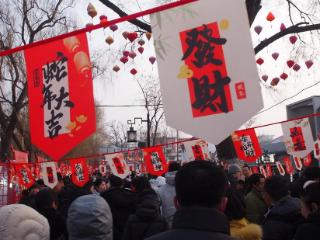 济南百花洲街区迎来升级后的客流高峰，生意火爆商户们笑了