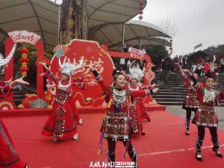 梵净山间暖意浓：新春舞动民族风 萌猴送福引客来