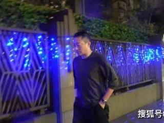 汪小菲台北街头独自淋雨，一言不发神情哀伤，网友担心他想不开