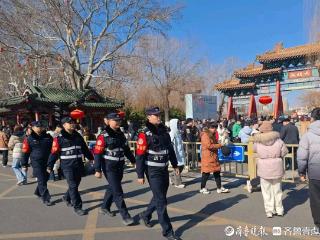 多警联动 大明湖路限时步行街上的新年守护