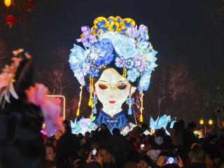 我们是真的很喜欢“夏雨荷”！假日万千游客不远千里来济南留影