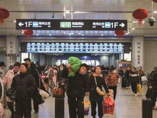 长三角铁路迎来返程大客流 杭州萧山国际机场昨日起降航班917架次