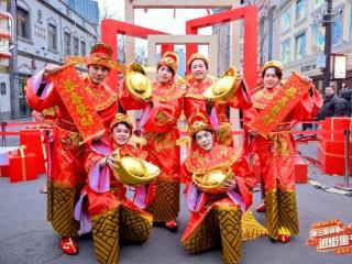 城市中人流涌动 “年经济”蓬勃旺盛