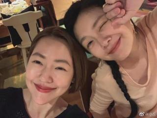 大S很疼爱小S家的女儿，曾帮Elly认识Tiffany蓝，非常受孩子喜欢