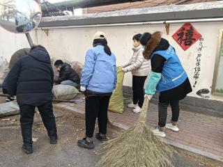 仙营街道吴泰闸社区开展“全员齐动手 新春净家园”志愿服务活动