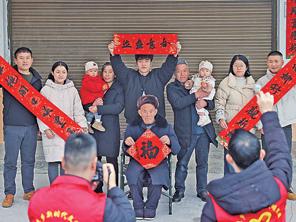 “今年最好的过年礼物，就是这张全家福”（新春走基层）