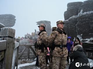 【高清组图】梵净山游人如织 武警官兵坚守岗位保平安