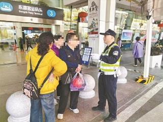 无声求助有回应 民警助听障游客赶火车