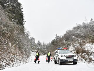 重庆黔江：蛇年首场寒潮上线 高海拔道路临时交通管制