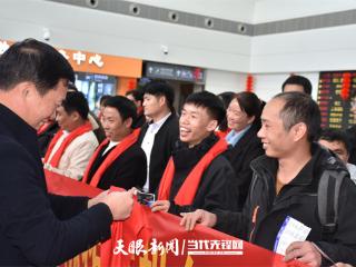 从 “家门口” 到 “厂门口”，黔西南州这场免费包机暖人心