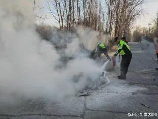 摩托车突发自燃！聊城巡逻交警化身“灭火侠”