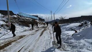 党旗飘扬战风雪 凝心聚力保畅通 烟台市福山区门楼街道组织党员干部开展义务扫雪行动