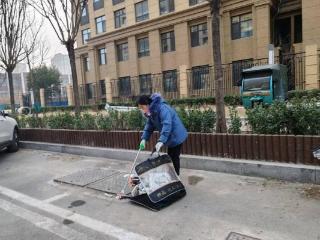 济南市莱芜区凤城街道皇庭港湾社区：清理街道垃圾 共建美好家园