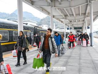 出家门、下车门、进厂门……铜仁至浙江“一站式”专列启程