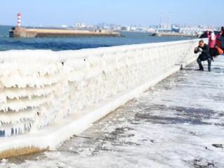 海浪秒被“冰封” 青岛金茂湾海边栈道惊现“冰封结界”