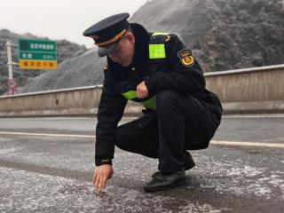 新一轮低温凝冻天气来袭 贵州交通执法坚守一线保畅通