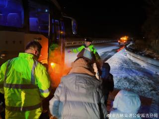 载13人客车抛锚高速，巡逻民警护平安