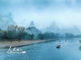 广西阳朔：烟雨漓江