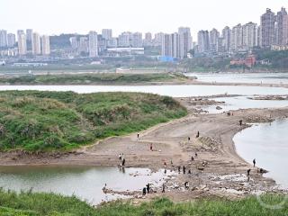 踏青赏春正当时 雅巴洞游人如织