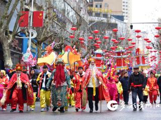 【高清组图】贵州龙里：民俗踩街闹新春