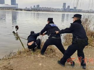 女子站在河中前方就是“深水区” 民警耐心开导及时救援